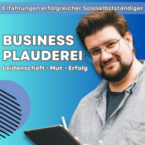 Mann mit Bart und grauem Hemd hält Tablet und Stift vor blauem Hintergrund mit Text 'BUSINESS PLAUDEREI Leidenschaft • Mut • Erfolg'.