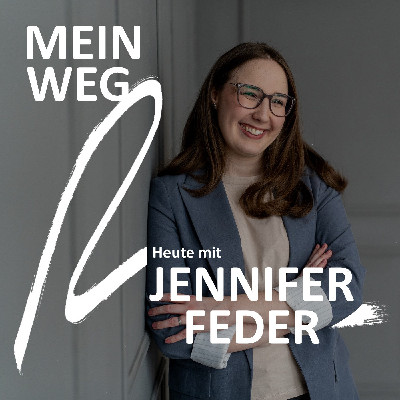 Lächelnde Gründerin mit langen braunen Haaren, blauem Blazer und beigem Shirt steht mit verschränkten Armen vor grauer Wand. Text: 'MEIN WEG Heute mit JENNIFER FEDER'.
