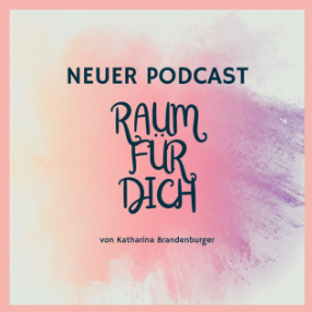 Schriftzug auf Podcast-Vorschaubild 'NEUER PODCAST RAUM FÜR DICH von Katharina Brandenburger' vor pastellfarbenem Aquarellhintergrund in Rosa und Lila.