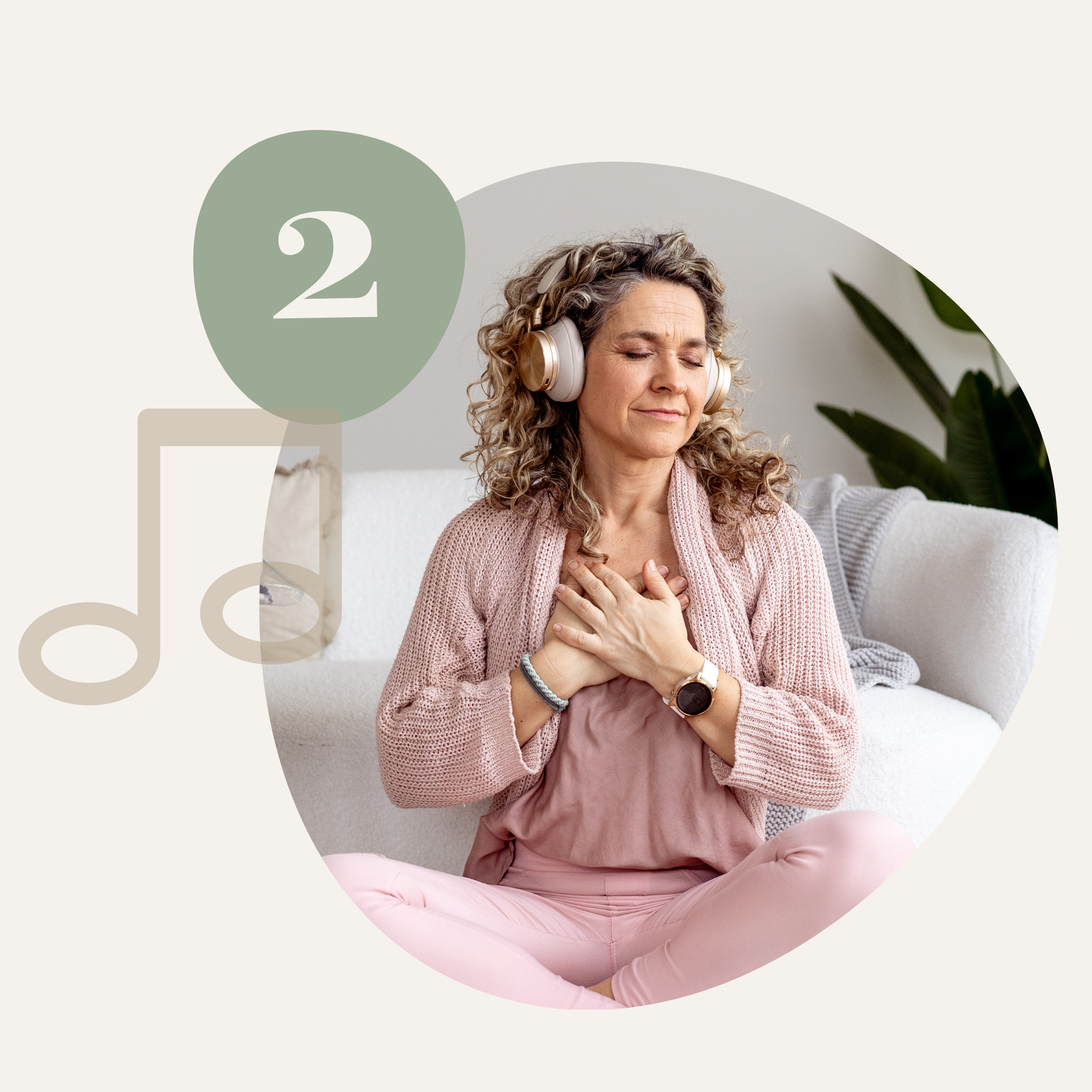 Frau sitzt im Schneidersitz auf dem Boden, trägt Kopfhörer und hält beide Hände an die Brust und eine Kerzenzeichnung mit der Zahl 2 in einem Kreis.