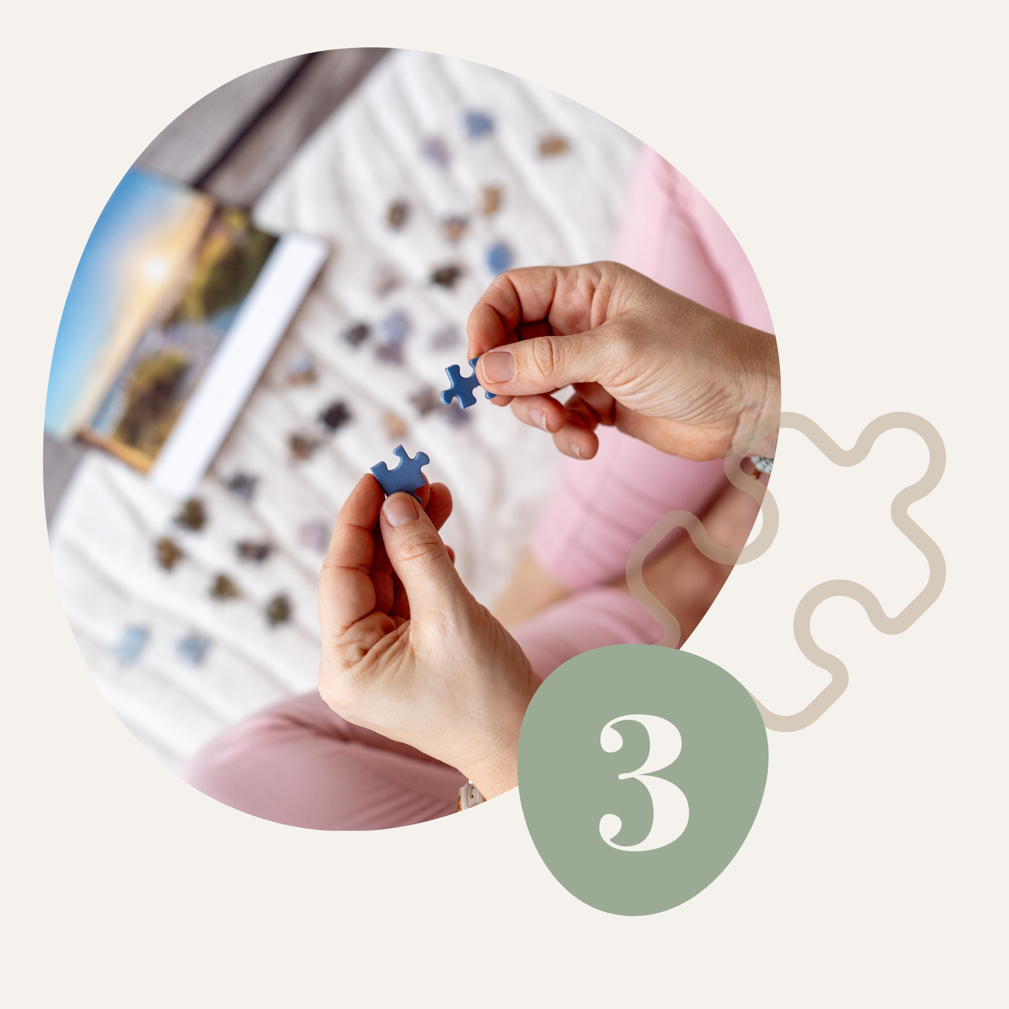 Hände halten zwei Puzzleteile über einem teilweise zusammengesetzten Puzzle auf einem Teppich und eine Kerzenzeichnung mit der Zahl 3 in einem Kreis.