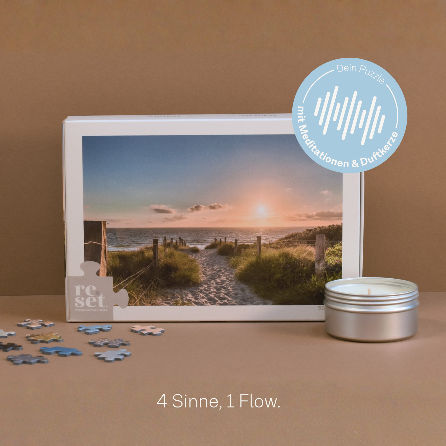 Puzzlebox mit Strandweg-Motiv bei Sonnenuntergang, daneben Duftkerze in Metallbehälter und verstreute Puzzleteile.