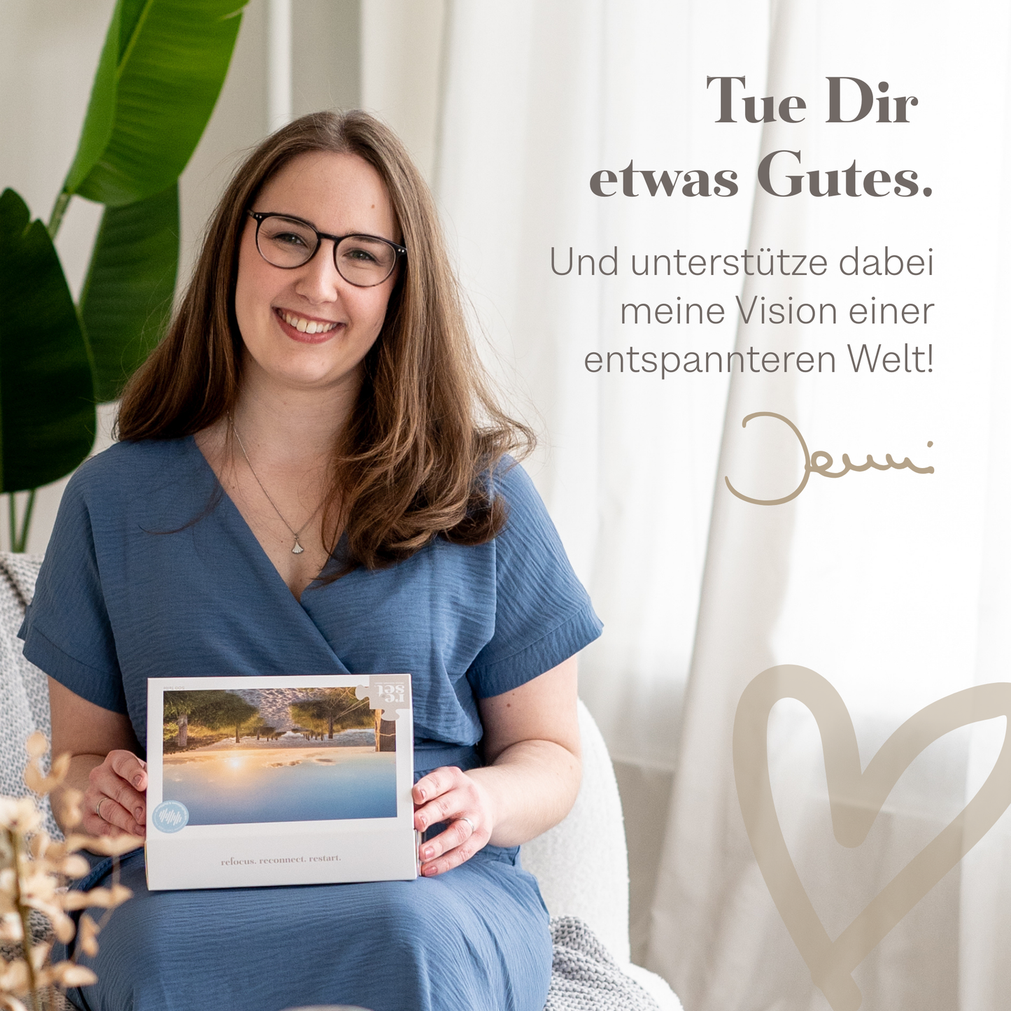 Frau in blauem Kleid sitzt und hält eine Puzzle-Schachtel mit Strandmotiv, daneben Text 'Tue Dir etwas Gutes. Und unterstütze dabei meine Vision einer entspannteren Welt!'