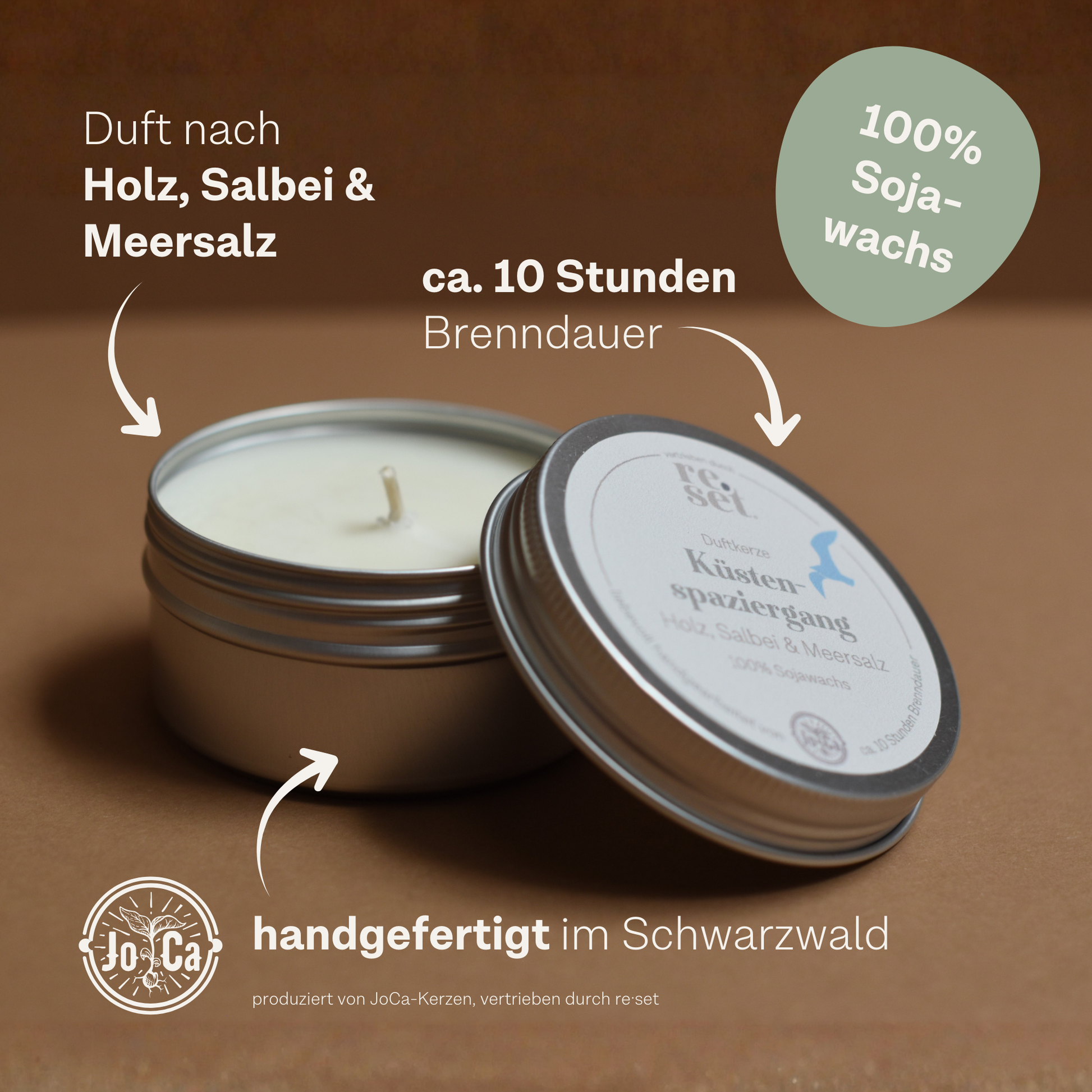 Offene Kerze in runder Metalldose mit Deckel, darauf Aufkleber mit Text zu Duft, Brenndauer und handgefertigter Herstellung im Schwarzwald.