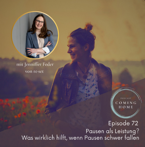 Frau mit zusammengebundenem Haar und floralem Hemd vor einer Landschaft mit Mohnblumen und Hügeln im Sonnenuntergang, darüber ein rundes Foto einer Frau im Blazer mit verschränkten Armen und der Text 'mit Jennifer Feder von re:set' sowie Podcast-Logo und Text 'Episode 72 Pausen als Leistung? Was wirklich hilft, wenn Pausen schwer fallen'